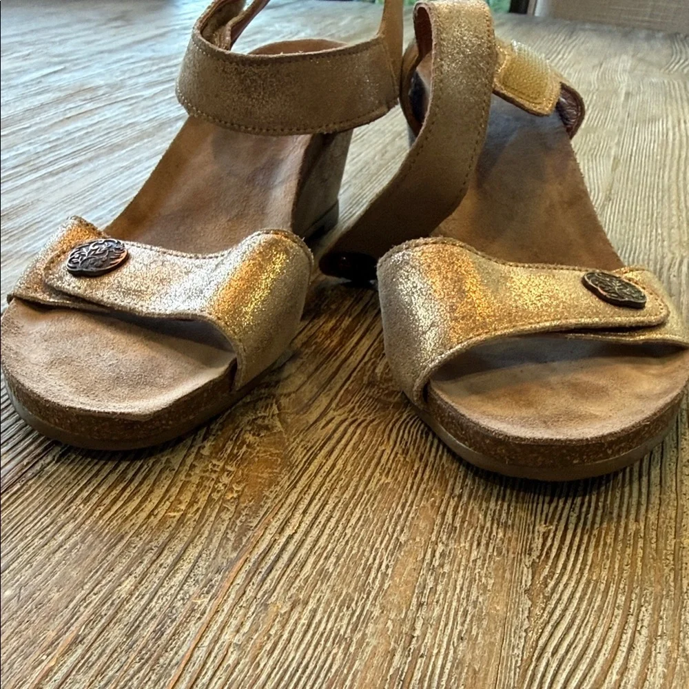 Taos Gold Carousel 2 Wedge Sandals 39/ 8